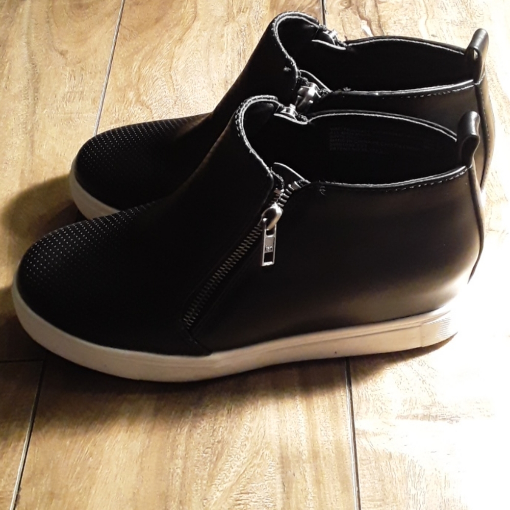 Shoes - Picture 4 of 5